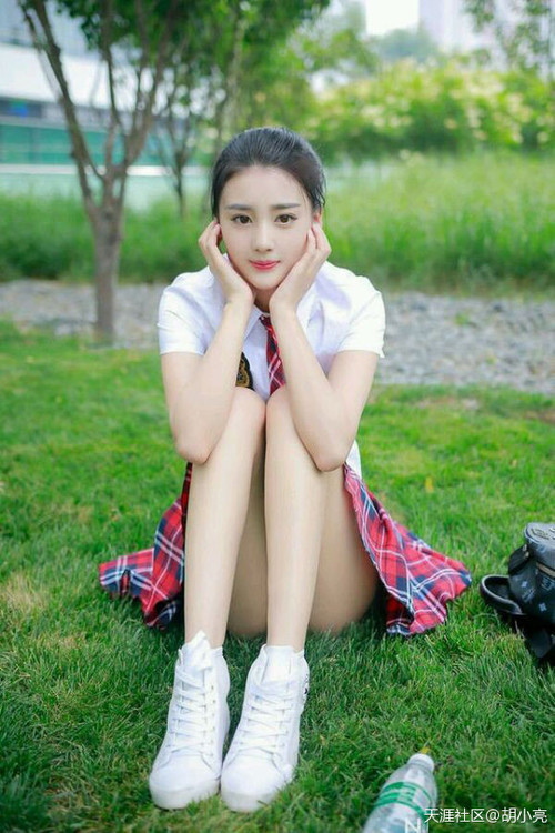 网球名将参加慈善赛事，助力贫困地区青少年，网球协会会长