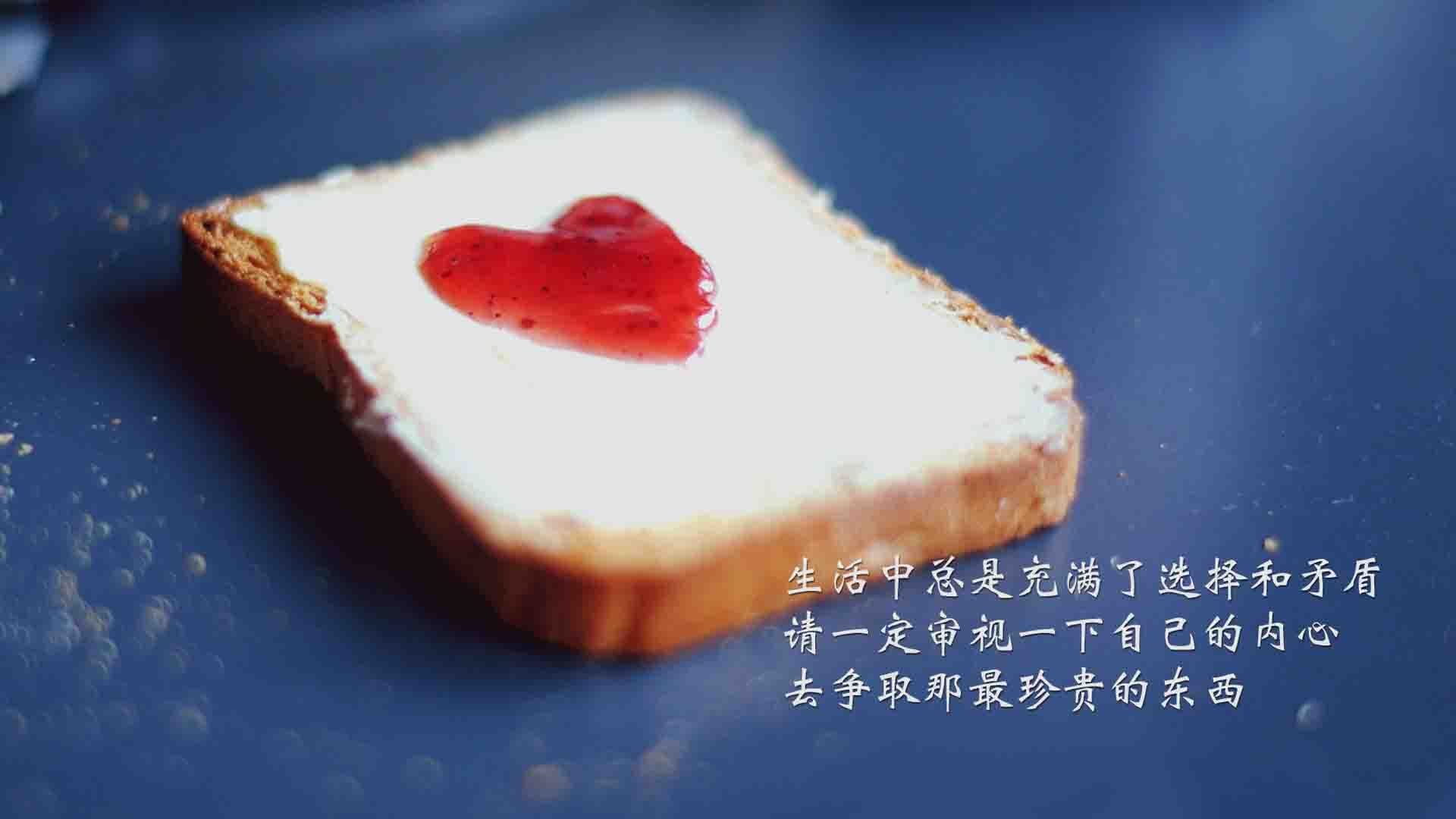 爱游戏综合娱乐-C罗赛后签名送给残障球迷感动现场，c罗签名的足球值多少钱