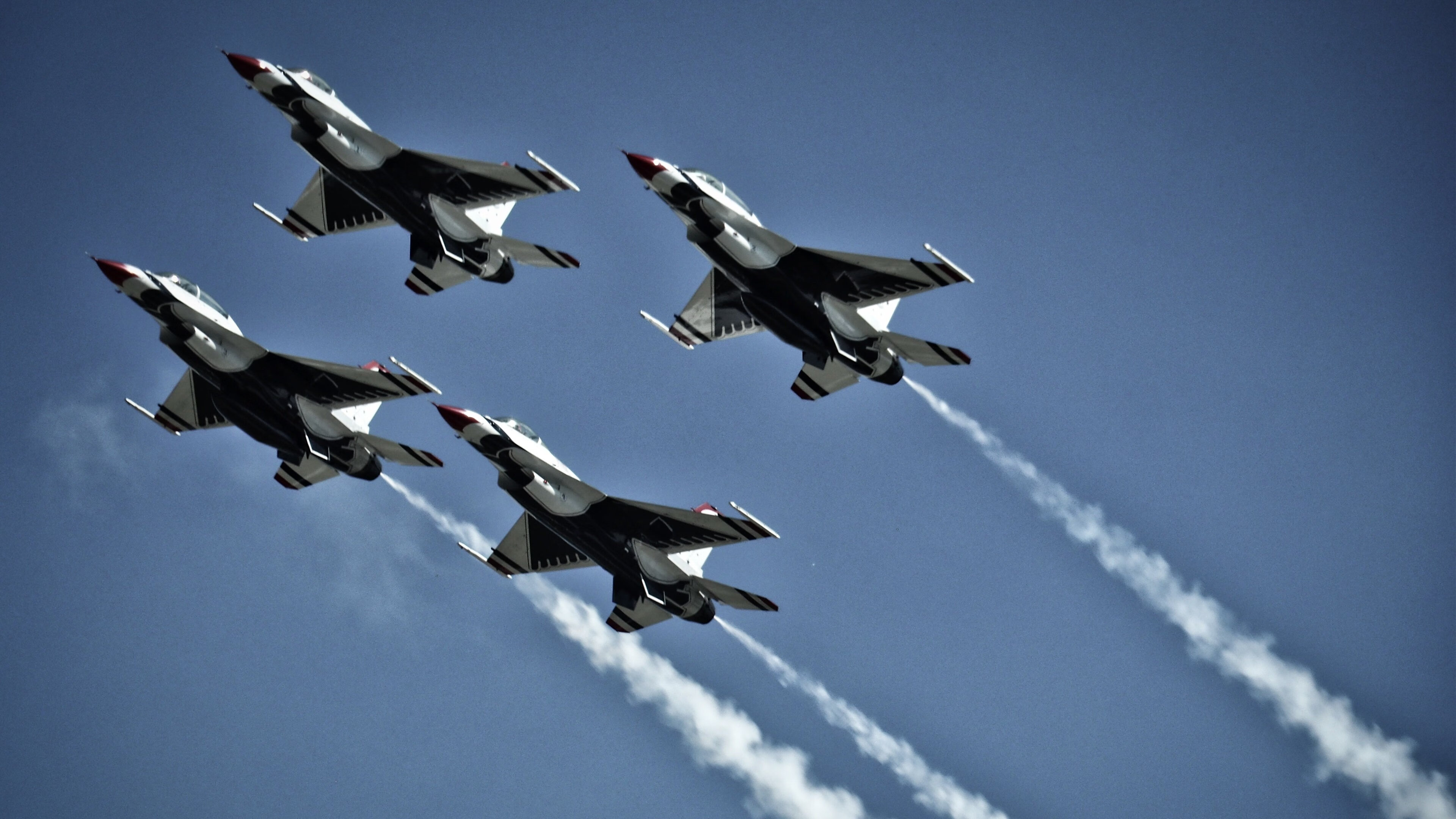 新秀球员突破上篮精彩瞬间频登热搜成为新一代人气偶像，篮球明星新秀