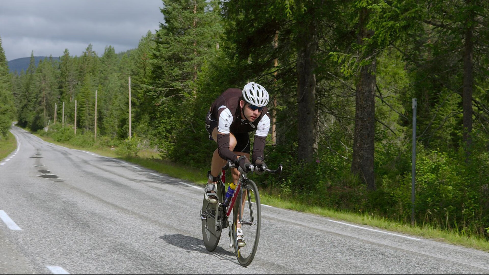 “武汉马拉松:选手们挑战极限,拼尽全力冲刺”